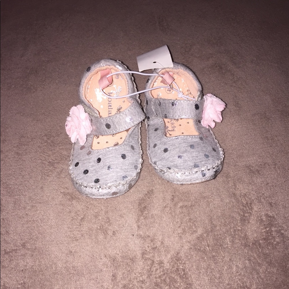 Baby girl shoes size 4🌸